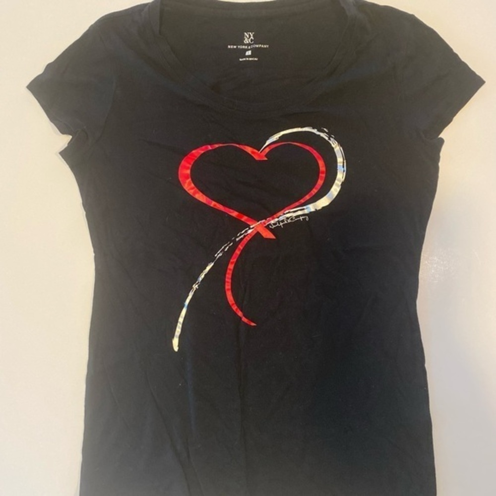 NEW YORK & CO BLACK T SHIRT WITH RED & SILVER HEARTS SIZE SMALL